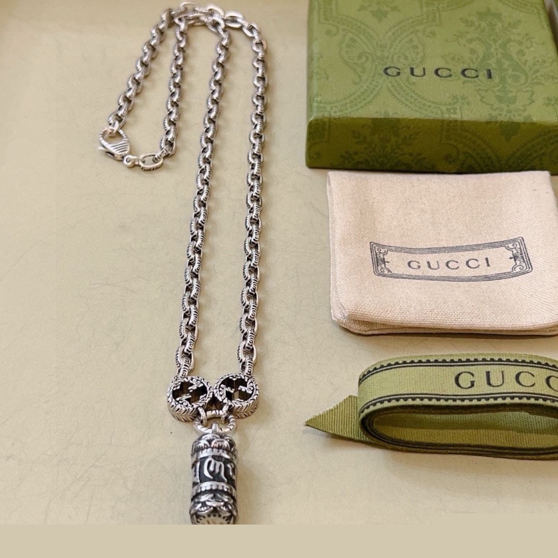 G*u*i necklaces